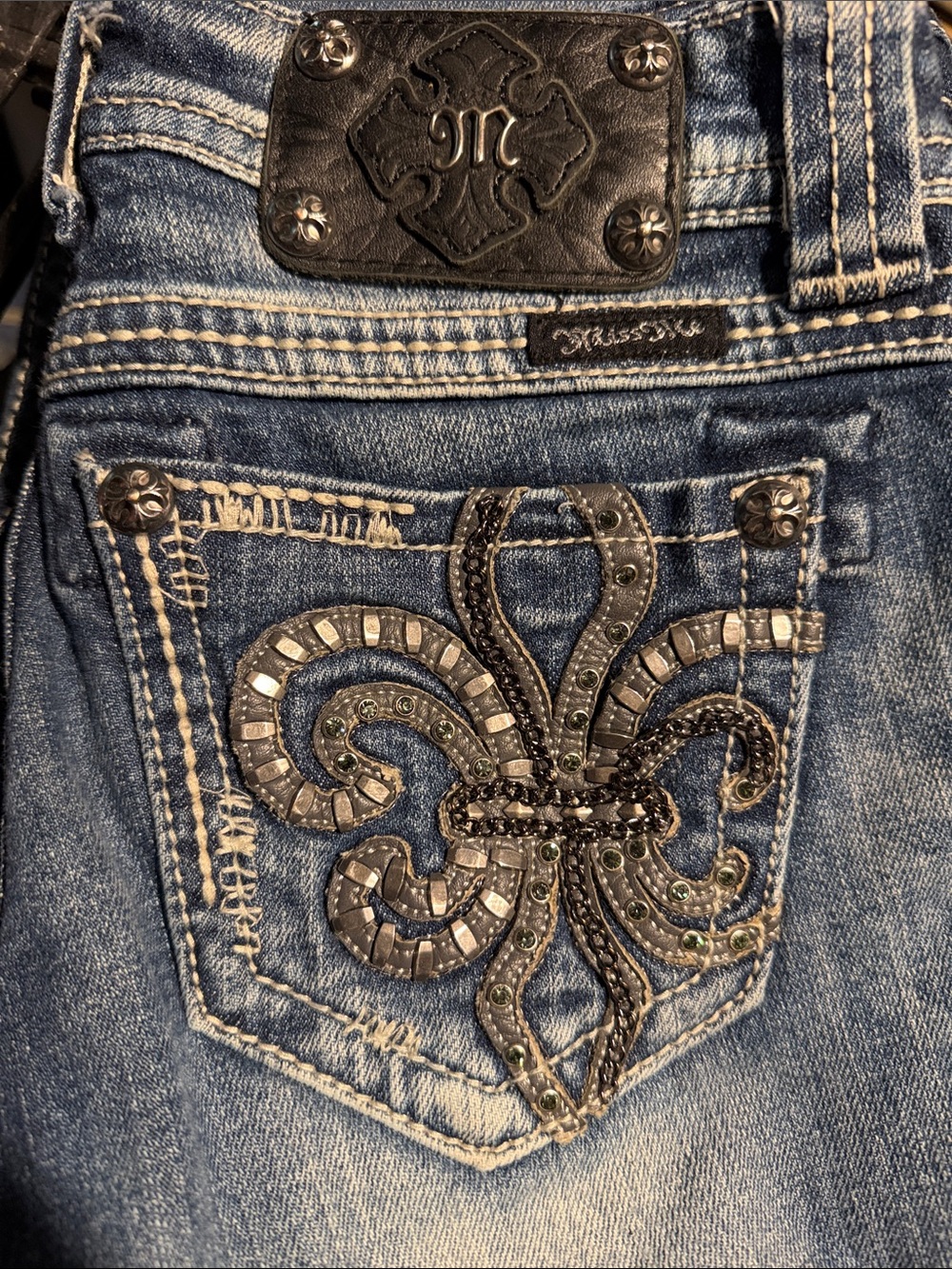 Gorgeous Vintage Miss Me Crop Jeans With Embellished Pockets 17-1/2” Inseam